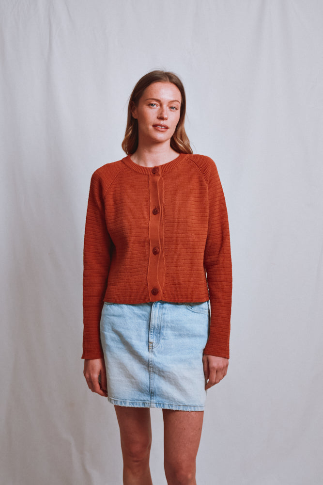 Référence n° 511 - Cardigan court VALÉRIE en coton biologique - Rouge terre