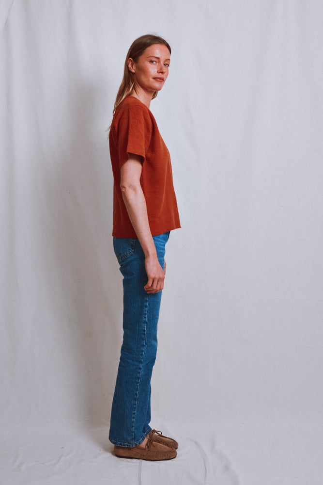 Item #515 - LÉA Short-Sleeve Tee in Organic Cotton - Earth Red