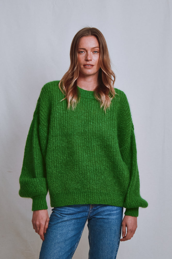 Référence n° 669 - Pull à manches chauve-souris LUCIE en laine mohair - Vert perroquet