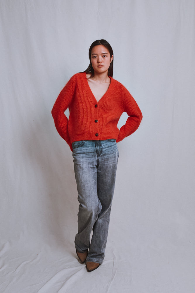 Référence n° 659 - Cardigan ANNA à col en V en laine mérinos et mohair - Corail