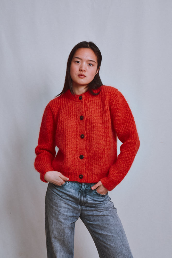 Référence n° 660 - Cardigan à col rond CHARLOTTE en laine mérinos et mohair - Corail