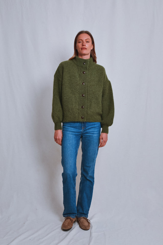 Référence n° 666 - Cardigan à col montant GEORGE en laine mérinos et mohair - Vert olive