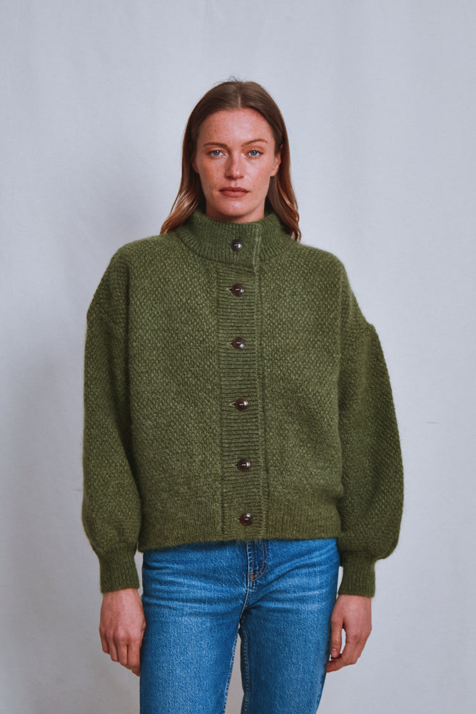 Référence n° 666 - Cardigan à col montant GEORGE en laine mérinos et mohair - Vert olive