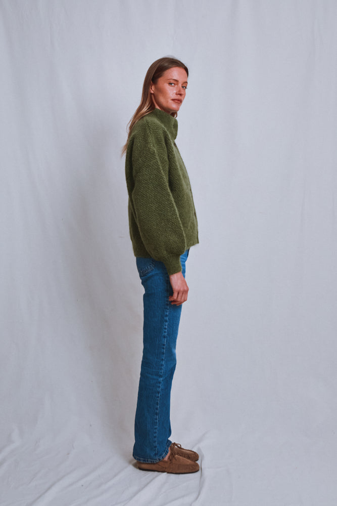 Référence n° 666 - Cardigan à col montant GEORGE en laine mérinos et mohair - Vert olive