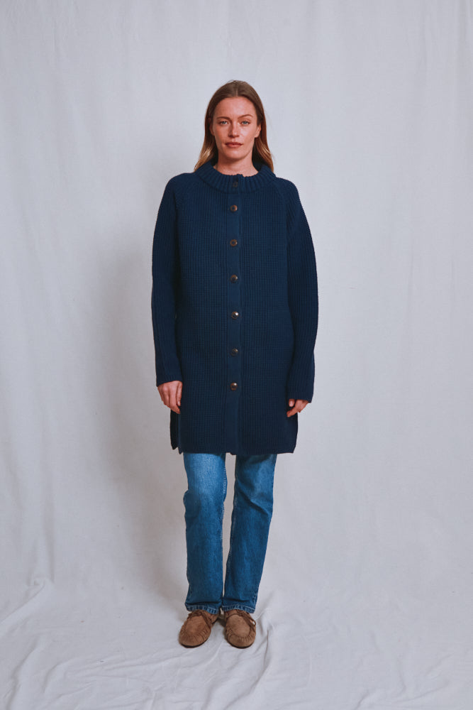 Référence n° 616 - Veste longue en tricot AGATHE en laine mérinos - Bleu marine