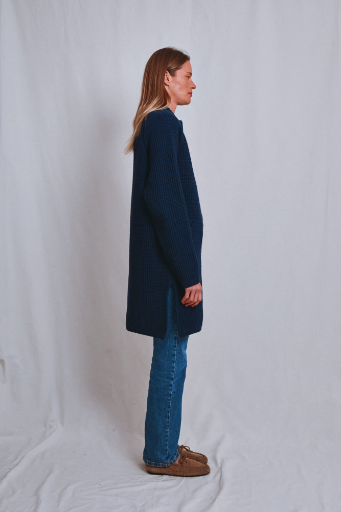 Référence n° 616 - Veste longue en tricot AGATHE en laine mérinos - Bleu marine