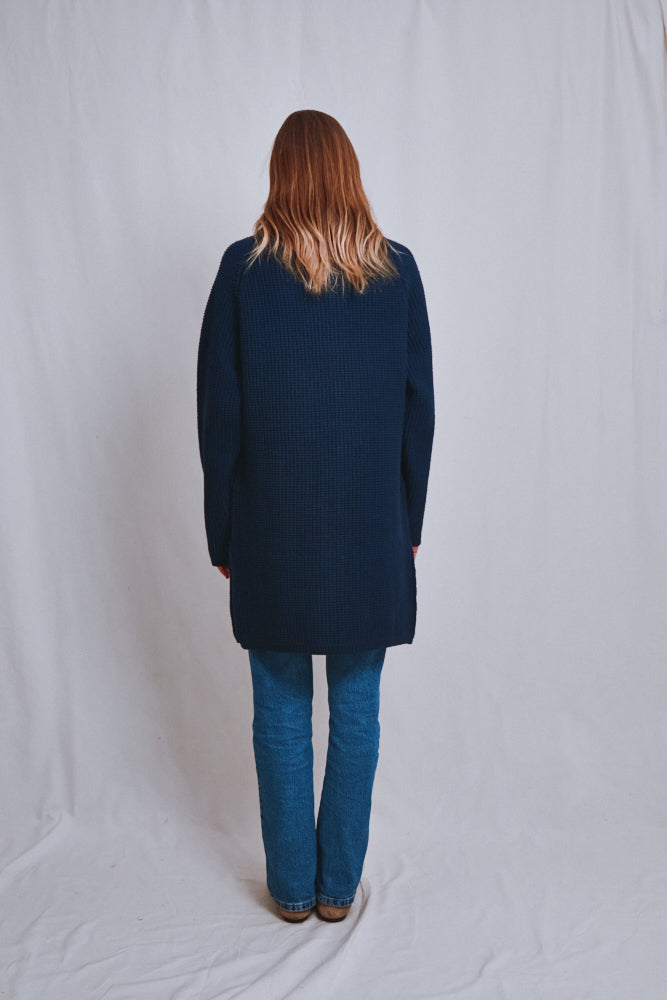 Référence n° 616 - Veste longue en tricot AGATHE en laine mérinos - Bleu marine