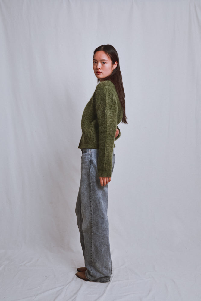 Référence n° 663 - Cardigan à col rond CHARLOTTE en laine mérinos et mohair - Vert olive