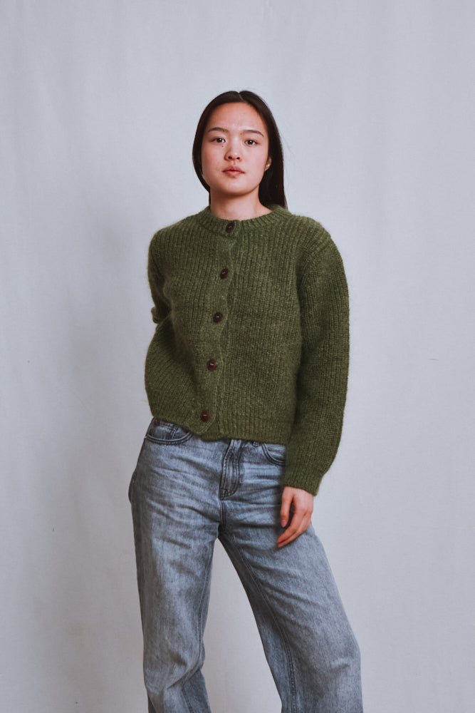 Référence n° 664 - Cardigan à col rond CHARLOTTE en laine mérinos et mohair - Vert olive