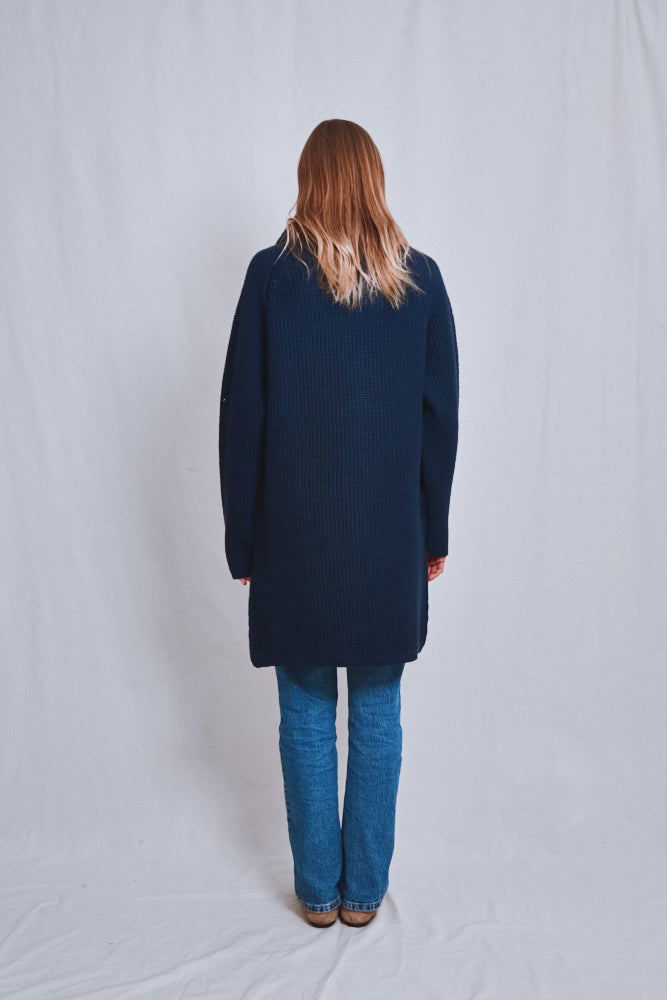 Référence n° 632 - Veste longue en maille AGATHE en laine mérinos - Bleu marine