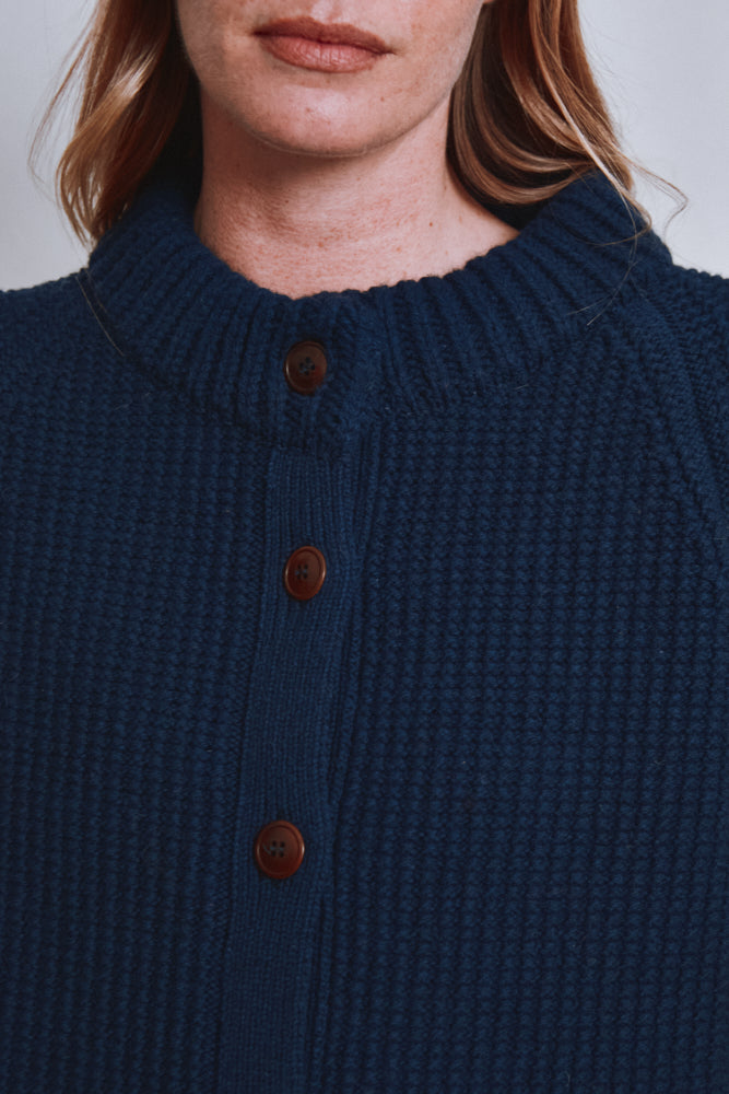 Référence n° 632 - Veste longue en maille AGATHE en laine mérinos - Bleu marine