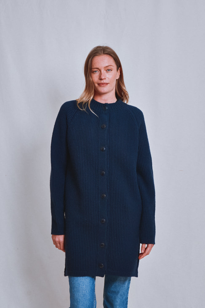 Référence n° 633 - Veste longue en maille AGATHE en laine mérinos - Bleu marine