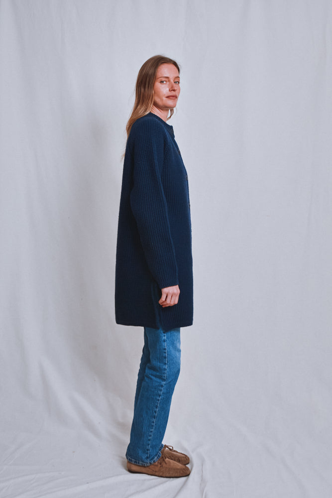 Référence n° 633 - Veste longue en maille AGATHE en laine mérinos - Bleu marine