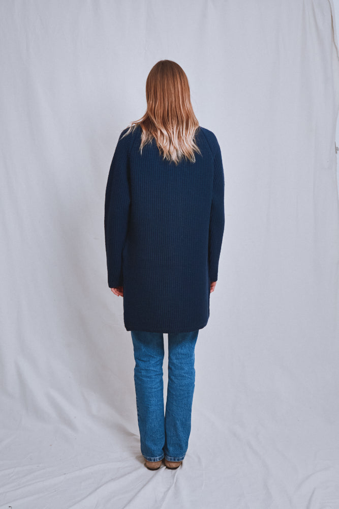Référence n° 633 - Veste longue en maille AGATHE en laine mérinos - Bleu marine