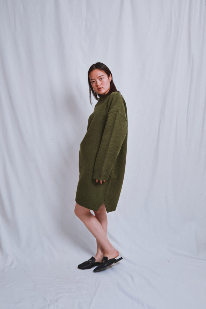 Référence n° 576 - Robe-pull PERRINE en laine mérinos - Vert olive
