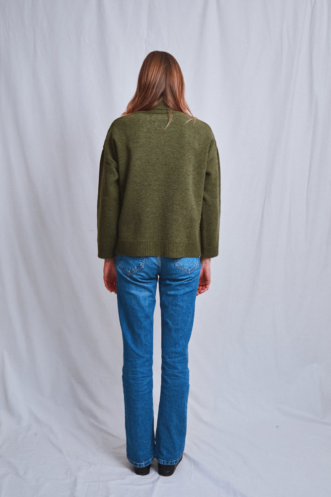 Référence n° 590 - Pull à col roulé léger MICHELLE en laine mérinos - Vert olive