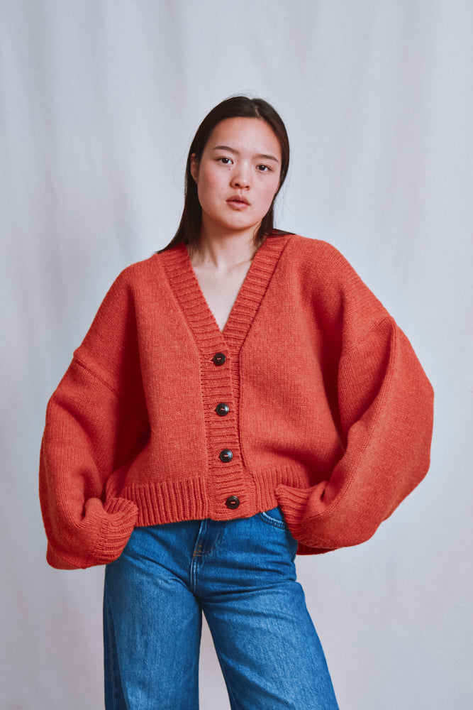 Référence n° 681 - Cardigan LUNA à manches chauve-souris en laine mérinos - Corail