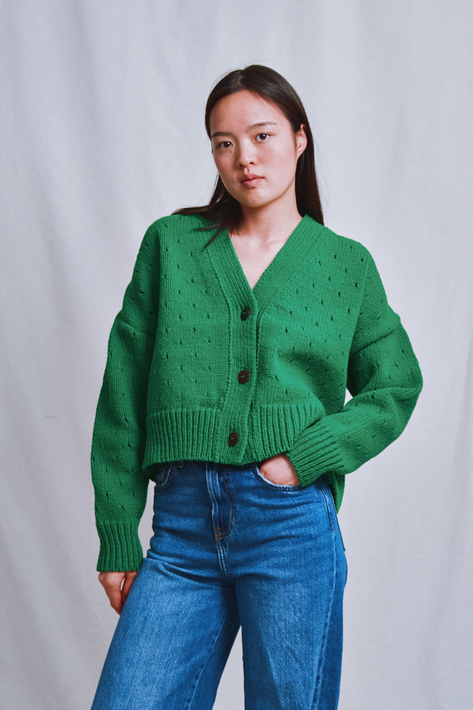Référence n° 682 - Cardigan à mailles aérées KATRINA en laine mérinos - Vert perroquet