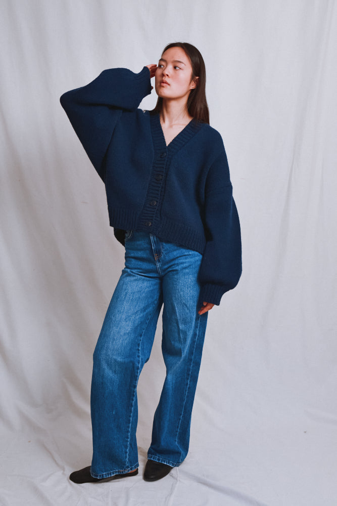 Référence n° 678 - Cardigan LUNA à manches chauve-souris en laine mérinos - Bleu marine