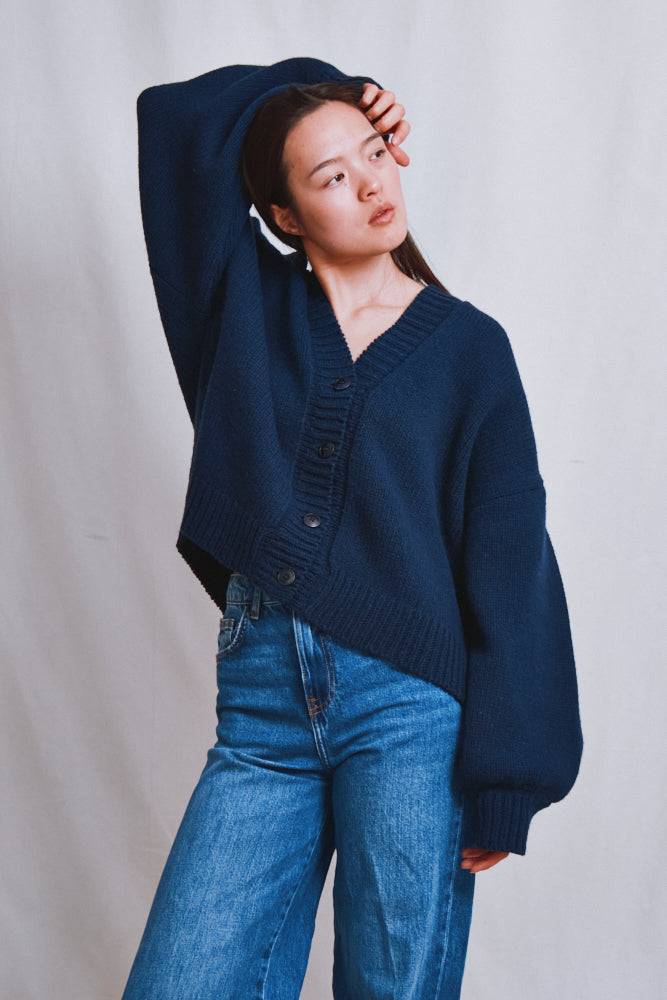 Référence n° 678 - Cardigan LUNA à manches chauve-souris en laine mérinos - Bleu marine