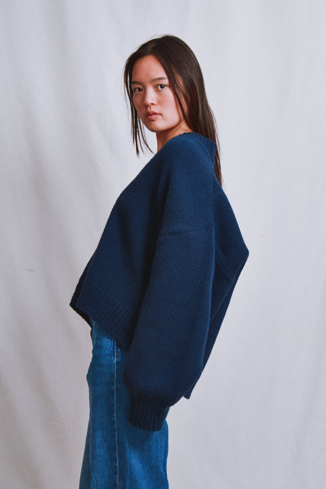 Référence n° 678 - Cardigan LUNA à manches chauve-souris en laine mérinos - Bleu marine