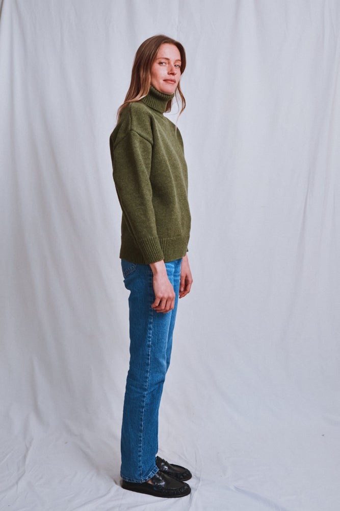 Référence n° 471 - Pull à col roulé THERESE en laine mérinos - Vert olive