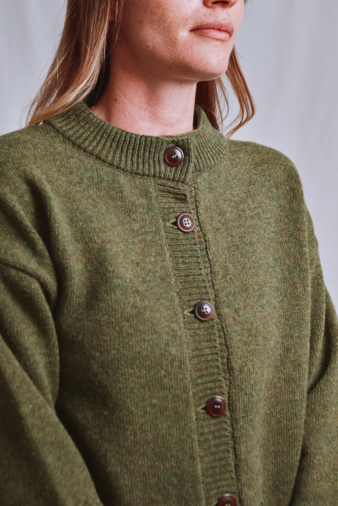 Référence n° 615 - Cardigan à col cheminée SANDRA en laine mérinos - Vert olive