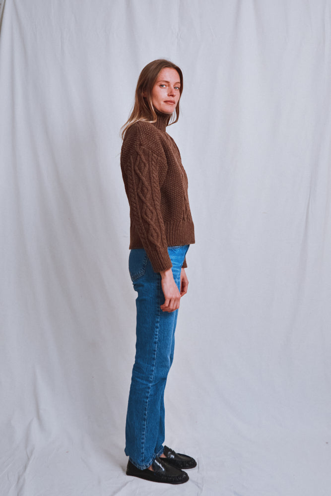 Référence n° 608 - Pull à torsades irlandaises GWENAELLE en laine mérinos - Chocolat