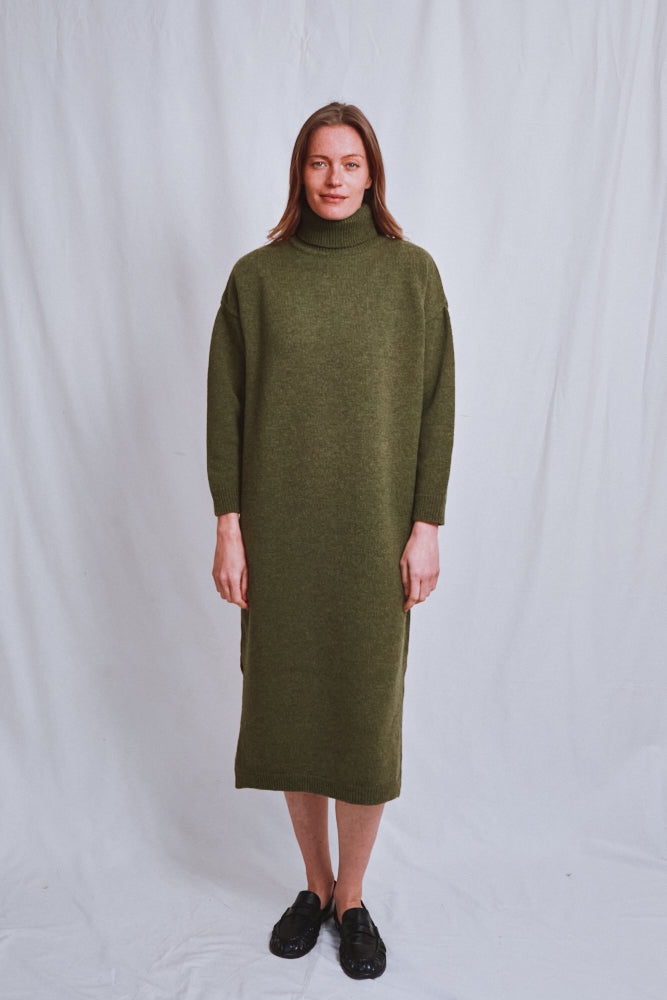 Référence n° 586 - Robe en maille FREYA en laine mérinos - Vert olive