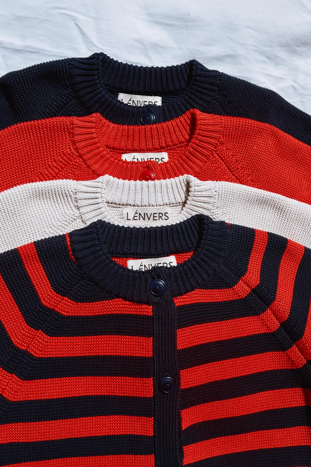 CLARISSE Cardigan à manches courtes en coton biologique - Rayures bleu marine et rouges