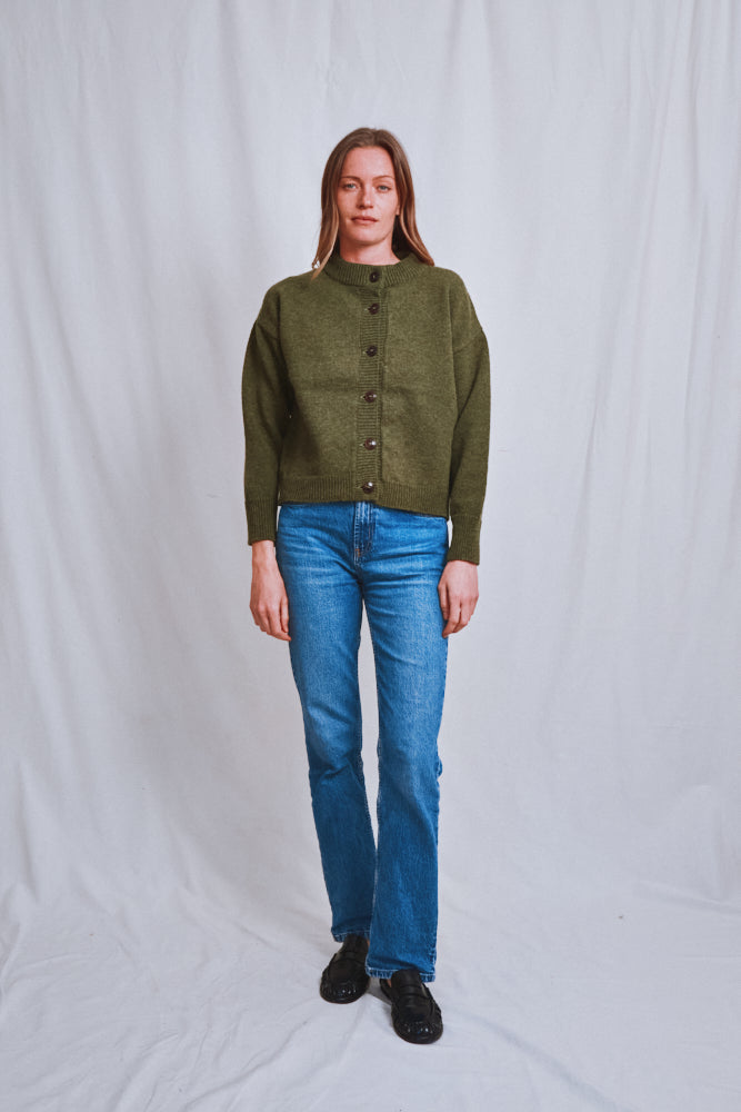 Référence n° 614 - Cardigan à col cheminée SANDRA en laine mérinos - Vert olive