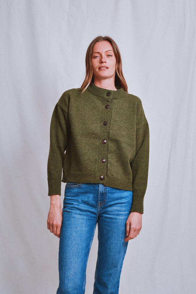 Référence n° 614 - Cardigan à col cheminée SANDRA en laine mérinos - Vert olive