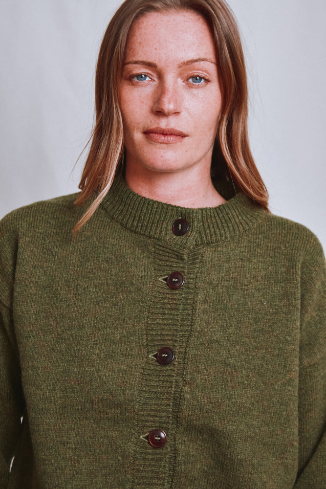 Référence n° 614 - Cardigan à col cheminée SANDRA en laine mérinos - Vert olive