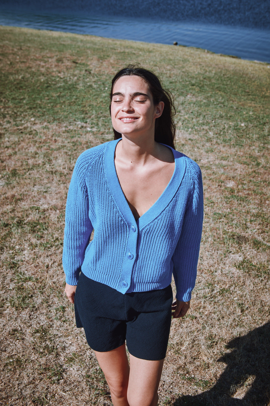 ANNA Cardigan à col en V en coton biologique - Bleu cyan