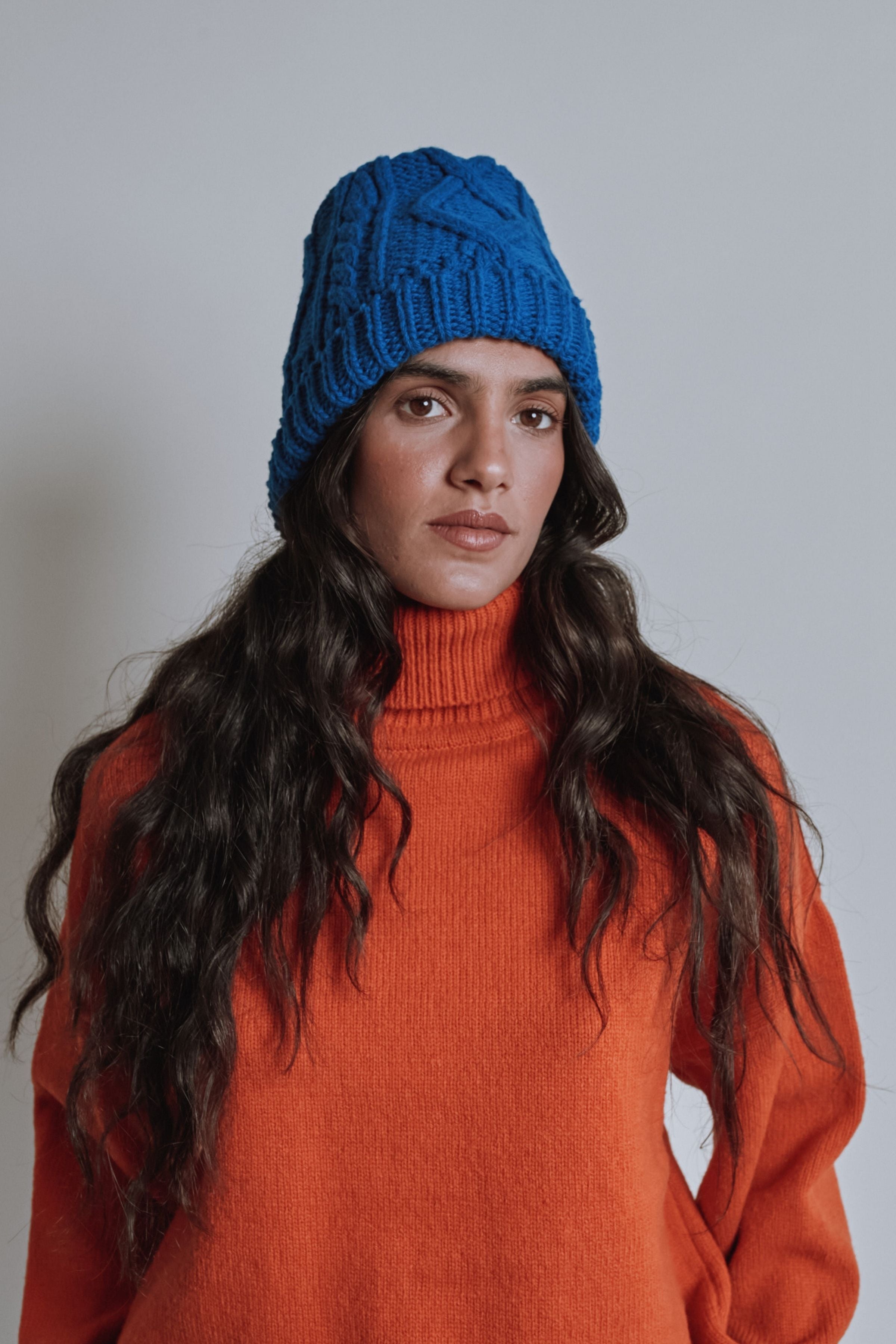 Bonnet unisexe CAPUCINE en laine mérinos, à mailles torsadées - Bleu cobalt