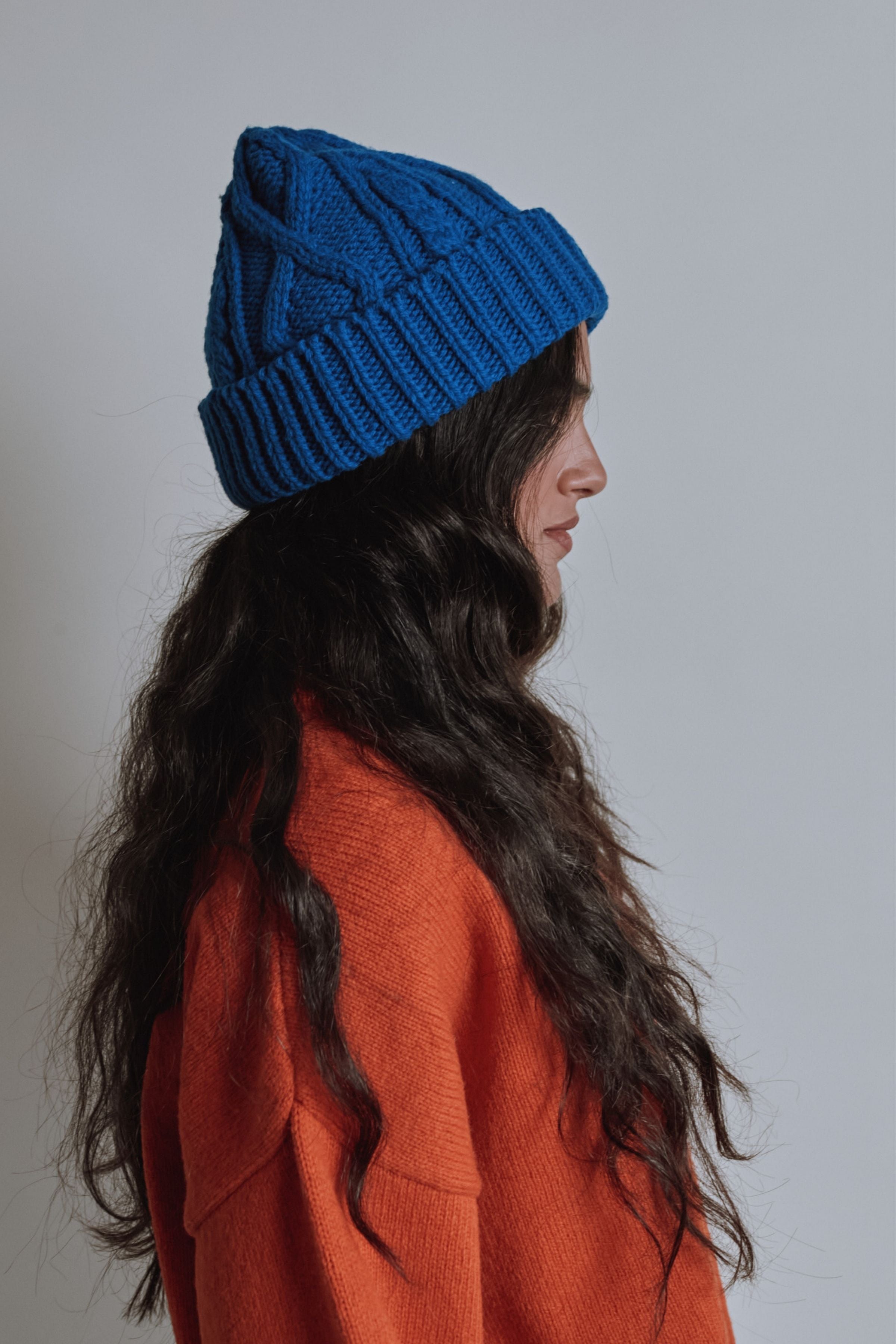 Bonnet unisexe CAPUCINE en laine mérinos, à mailles torsadées - Bleu cobalt