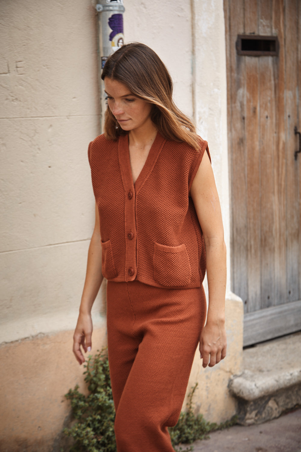 ELEONORE Sleeveless V-Neck Cardigan in Organic Cotton - Earth Red