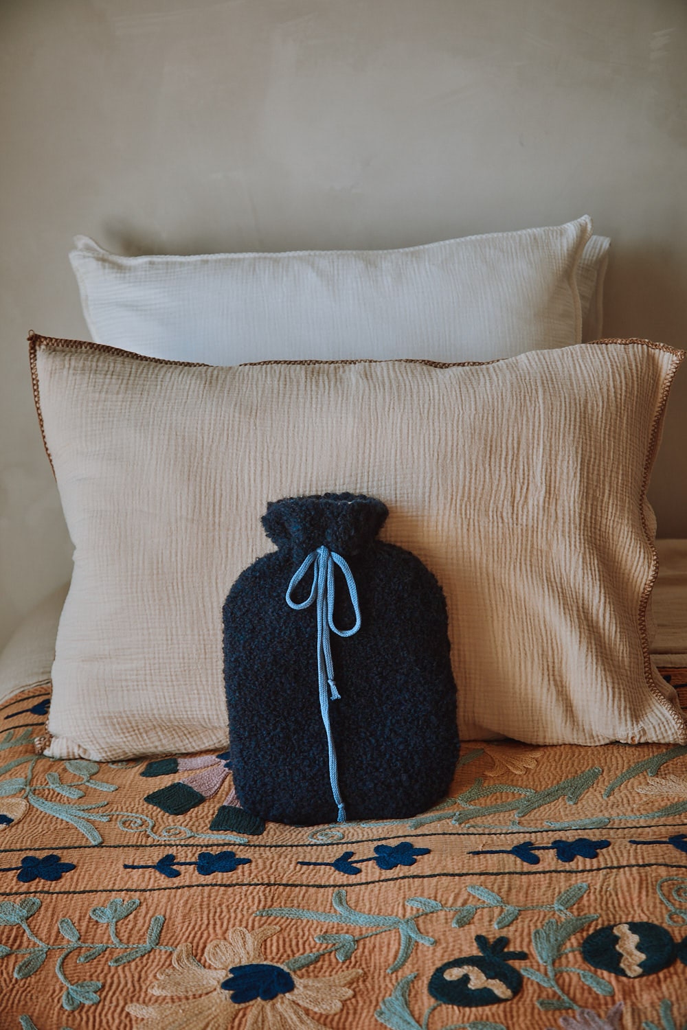 LILOU Hot Water Bottle Cover in Curly Alpaca - Midnight Blue, L'envers