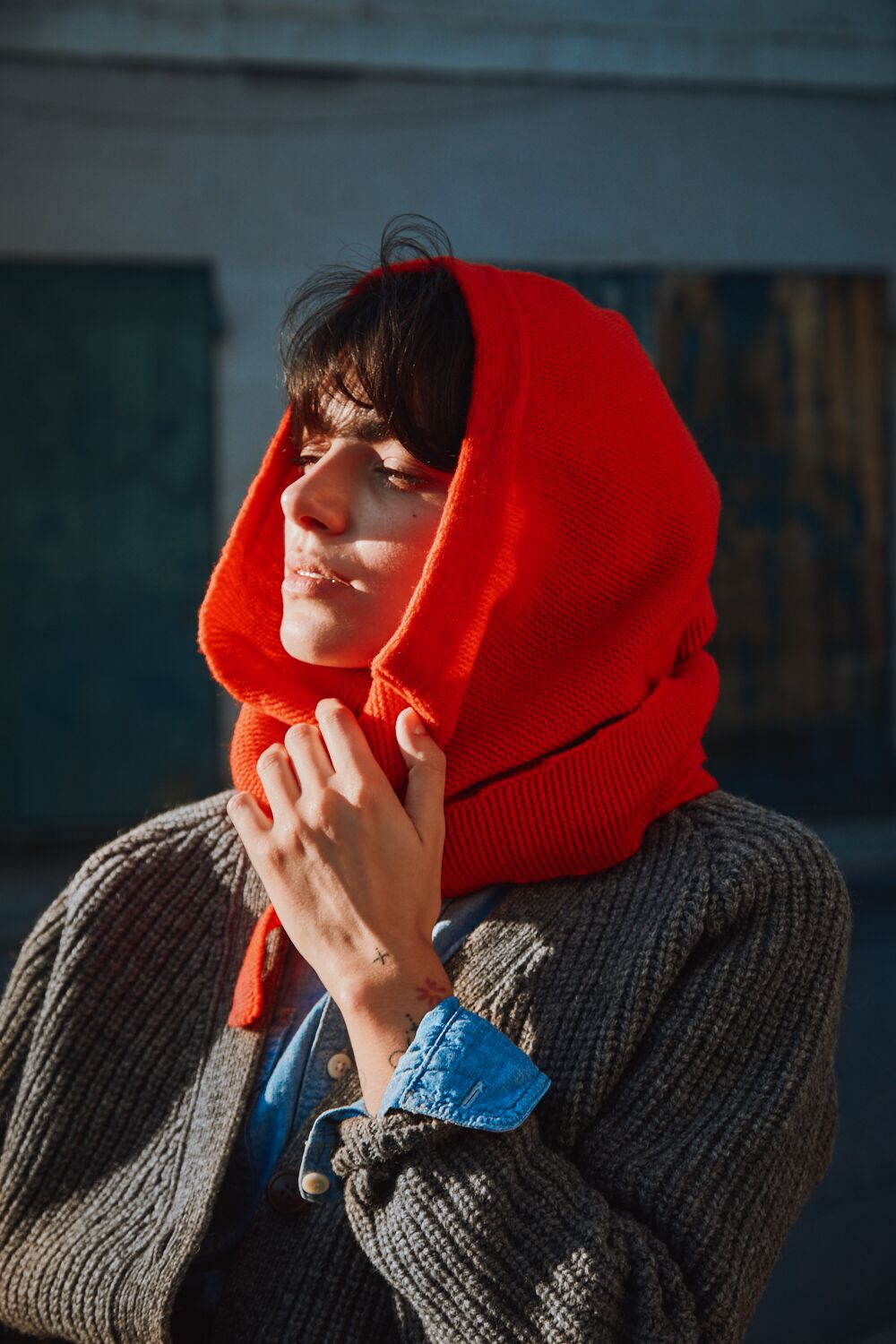 ROMANE 2-en-1 Écharpe- Bonnet en laine mérinos - Rouge - Tricot 100 % sans cruauté et durable - L'envers 