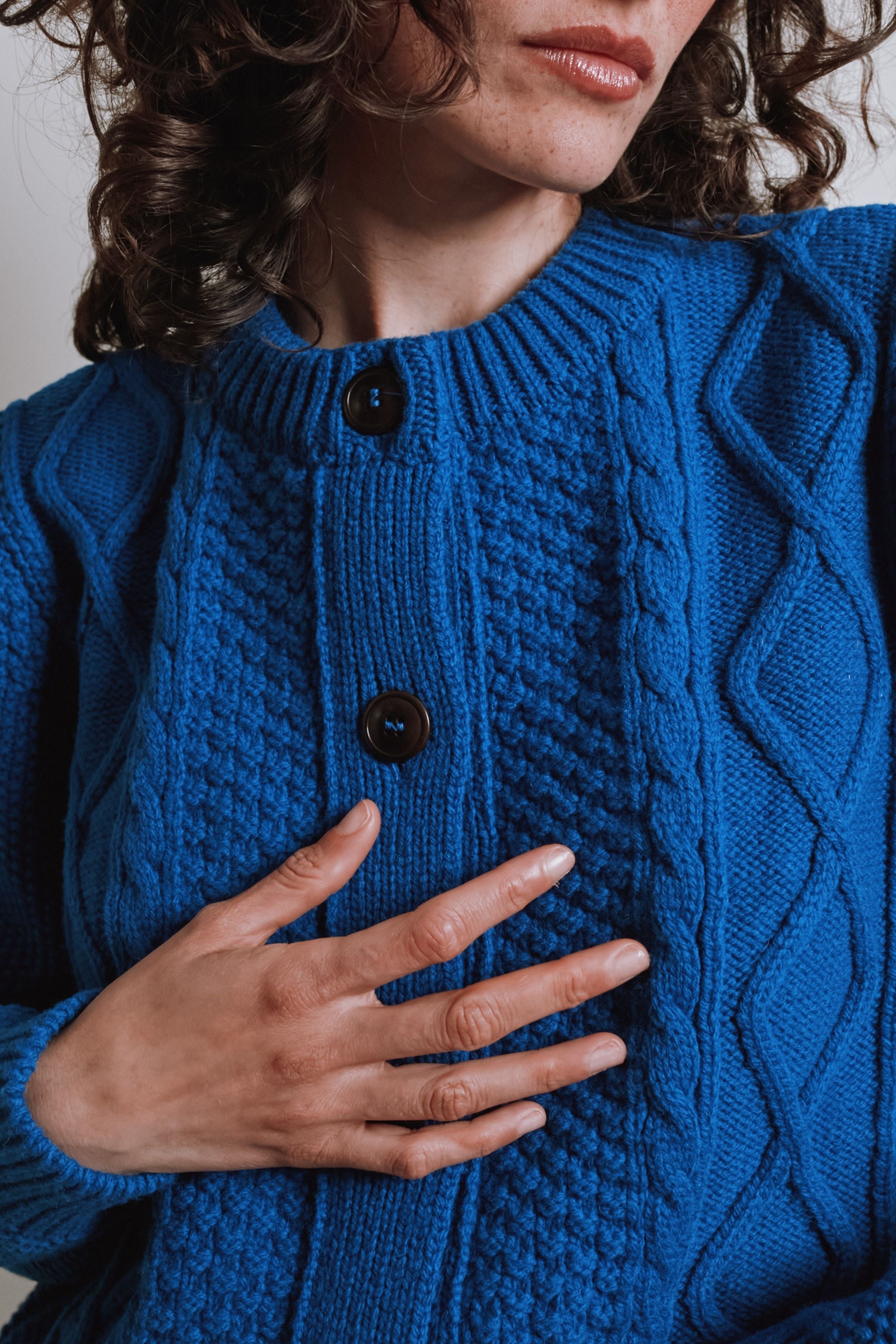 SONIA Cable Cardigan in Merino Wool - Cobalt Blue | L'Envers