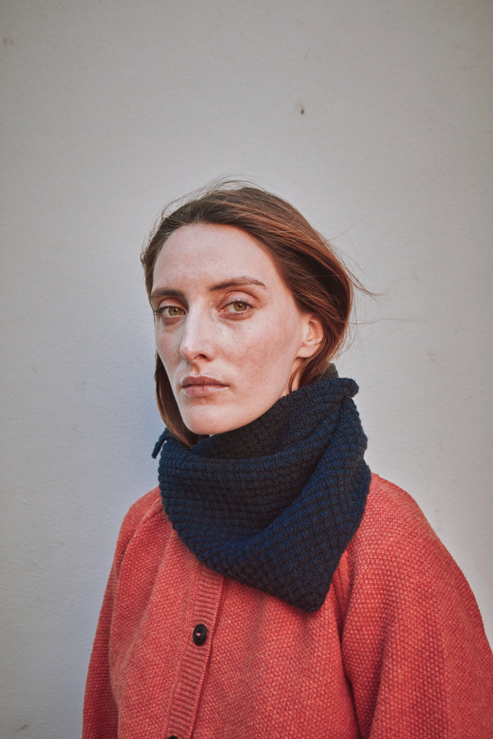 Bandana gaufré ROCIO en laine mérinos - Bleu marine | L'Envers Fashion
