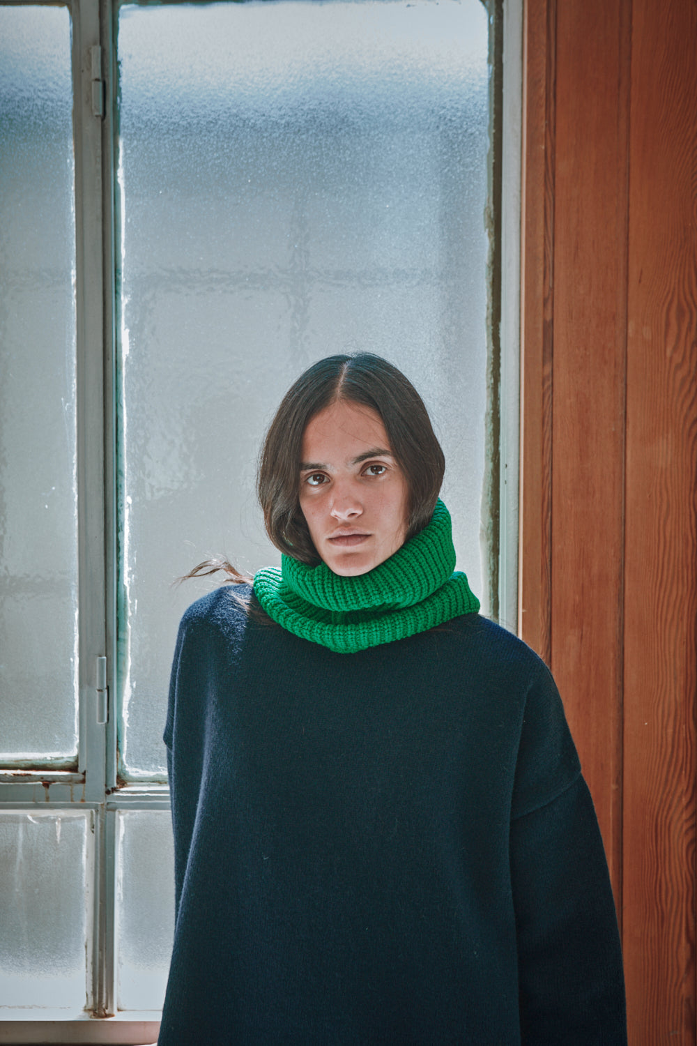 femme portant le vert perroquet d'AMANDINE L'ENVERS avec un pull bleu