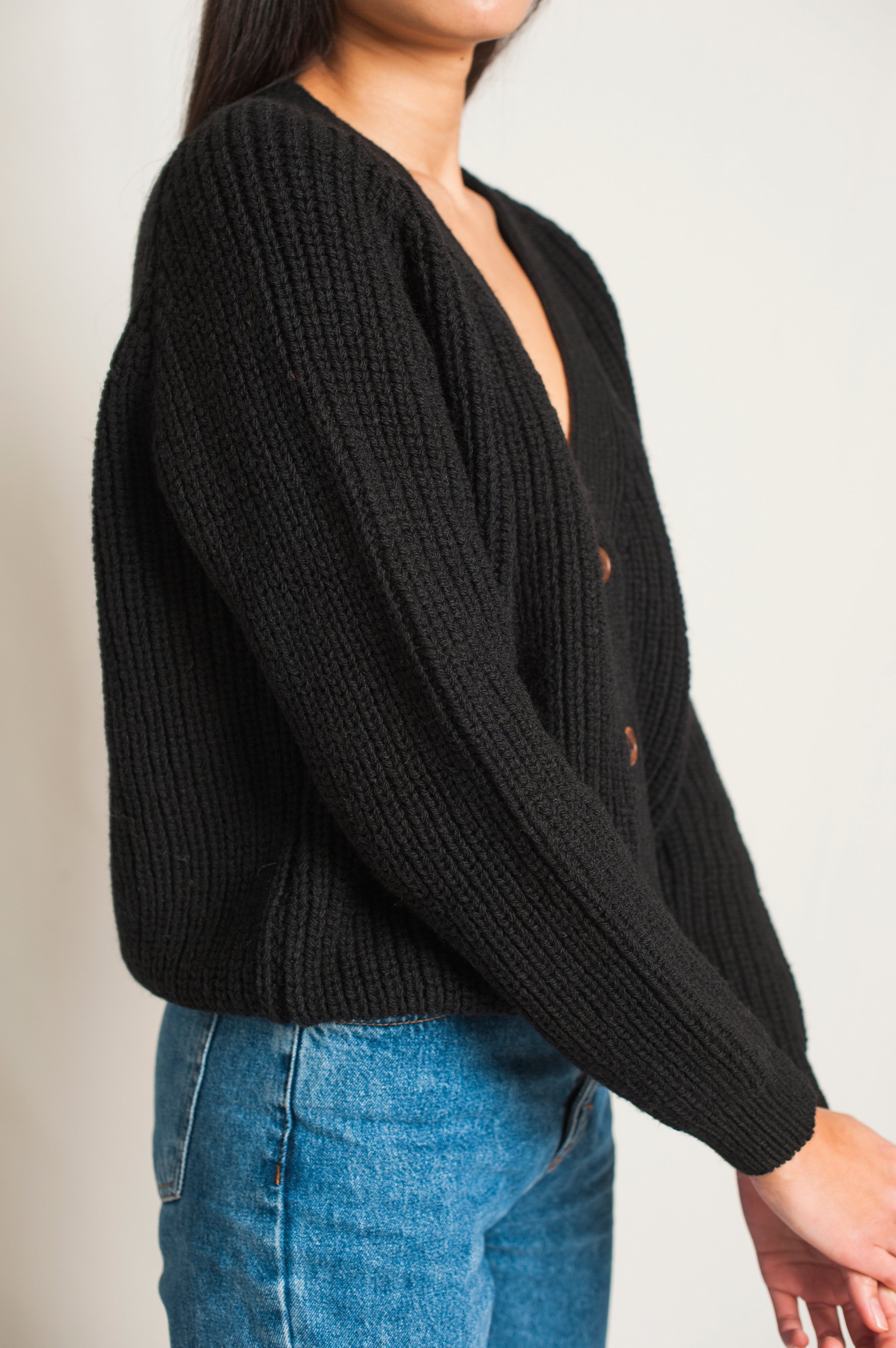 ANNA Cardigan à col V en laine mérinos - Noir (En stock)