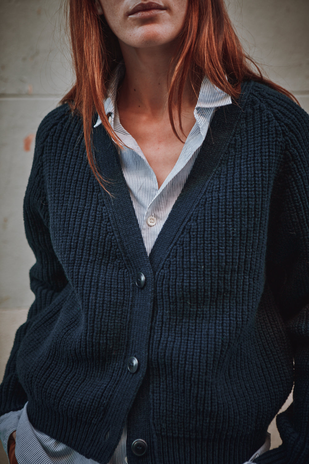 Pull col V ANNA - 100% Laine mérinos sans cruauté en Bleu marine Blue - L'Envers