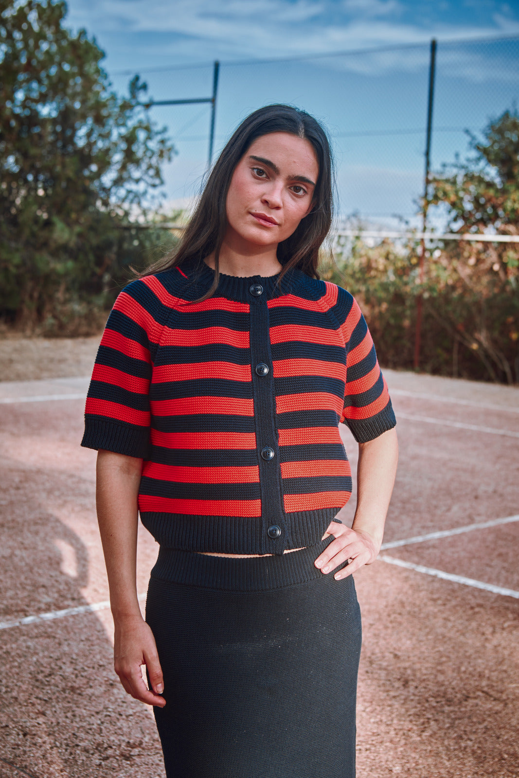 L'Envers - CLARISSE Cardigan à manches courtes en coton biologique - Rayures bleu marine et rouges