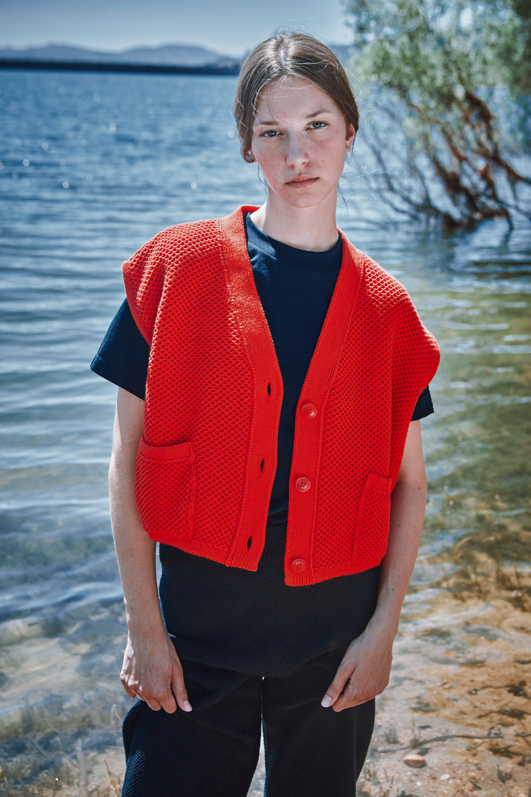 ELEONORE Cardigan sans manches à col en V en coton bio - Rouge