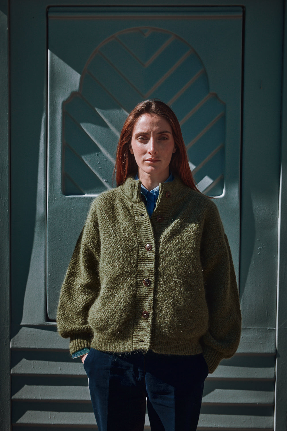 Personne portant un gilet vert de L'ENVERS debout 