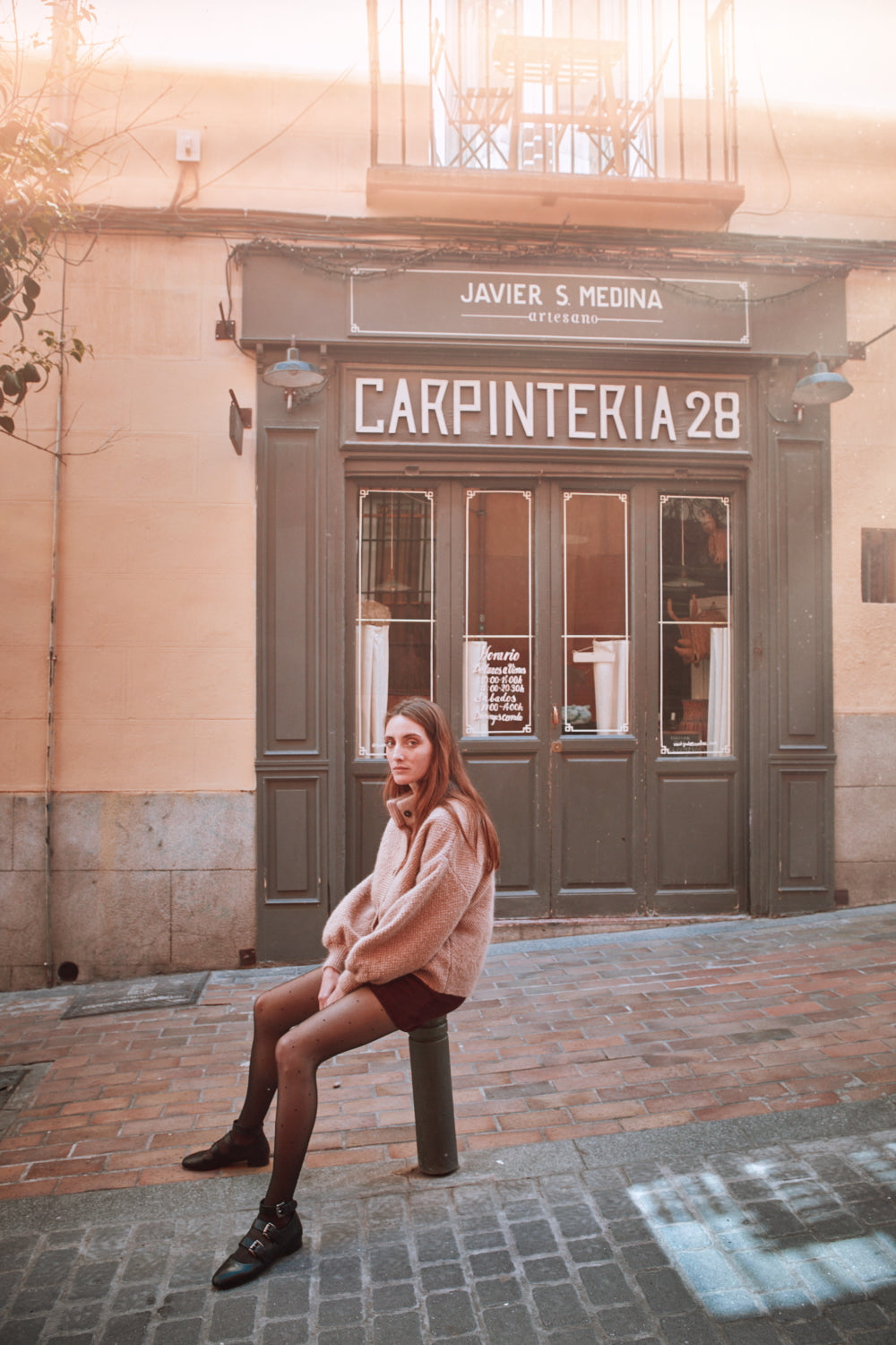 Femme assise devant un bâtiment à Madrid