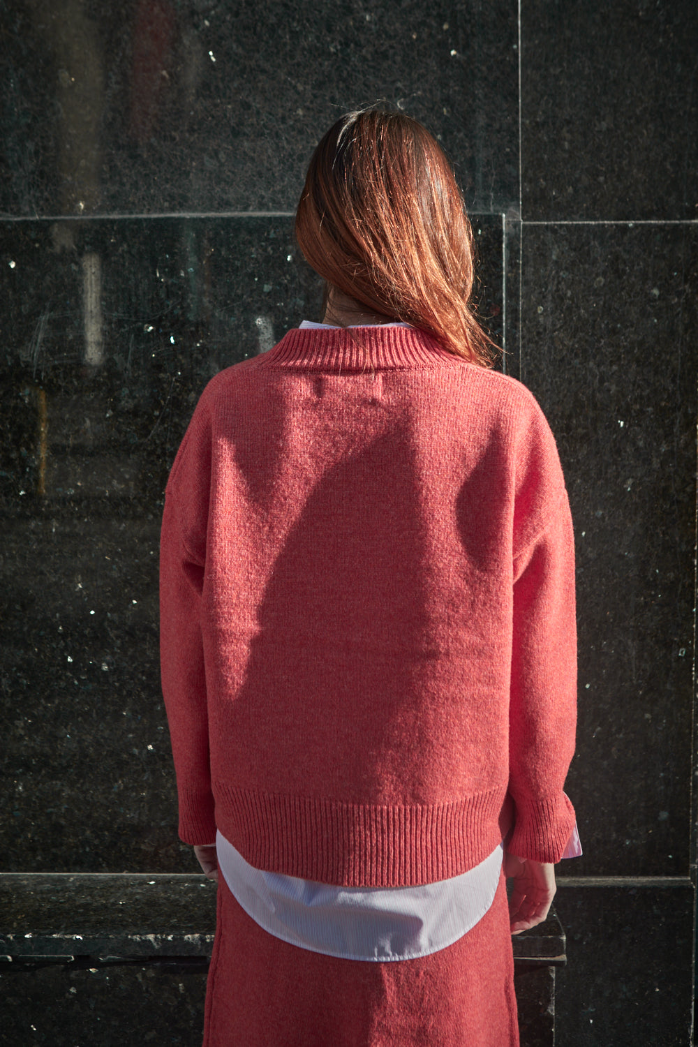Pull LEONTINE à col V en laine mérinos - Coral