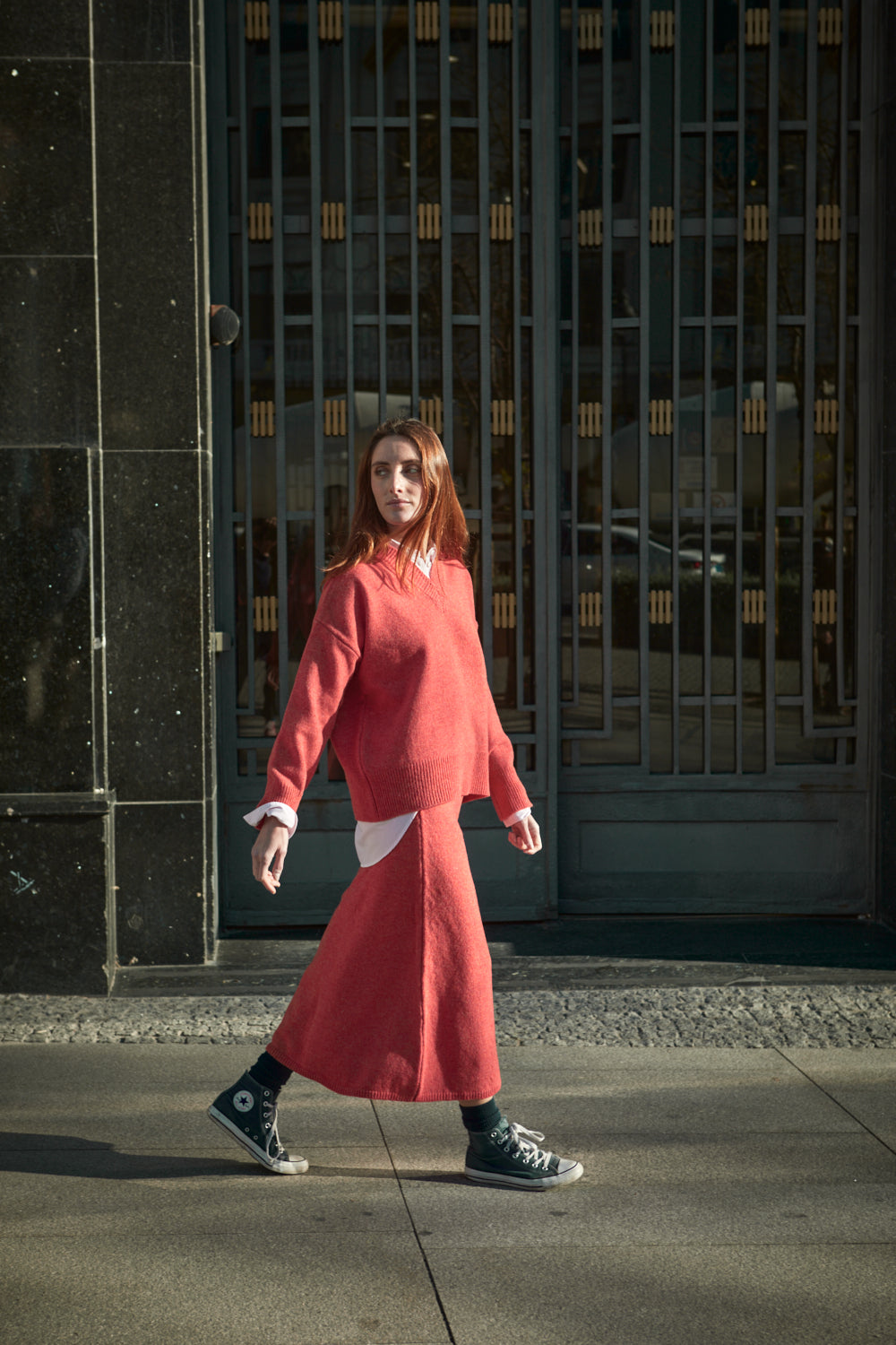 Pull LEONTINE à col V en laine mérinos - Coral